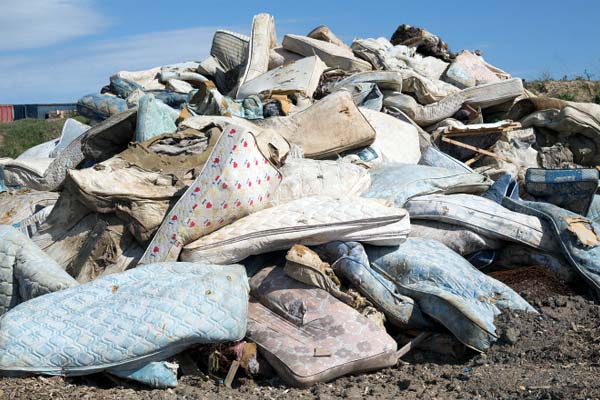 colchões Velhos em um aterro sanitário de despejo